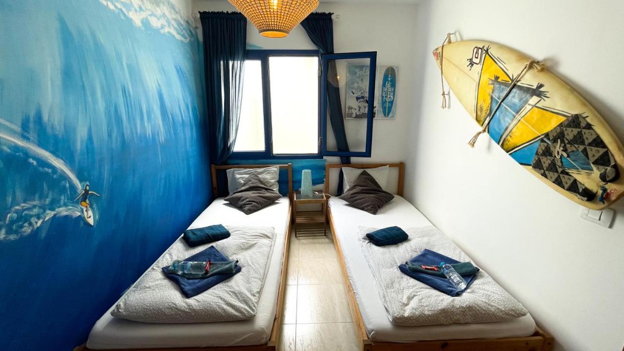 カレタ・デ・ファマラ Red Star Surf & Yoga Camp Lanzaroteホステル エクステリア 写真