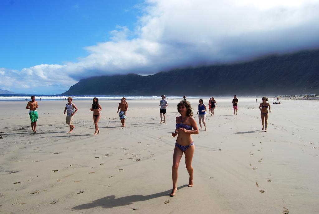カレタ・デ・ファマラ Red Star Surf & Yoga Camp Lanzaroteホステル エクステリア 写真